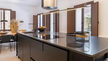 Een koelkast, een magnetron, een oven, een kookplaat