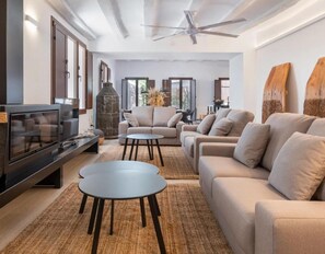 TV, fireplace - Country House 'El Americano' with Mountain View, Private Pool and Wi-Fi (Albentosa)
