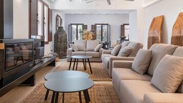 Televisión y chimenea