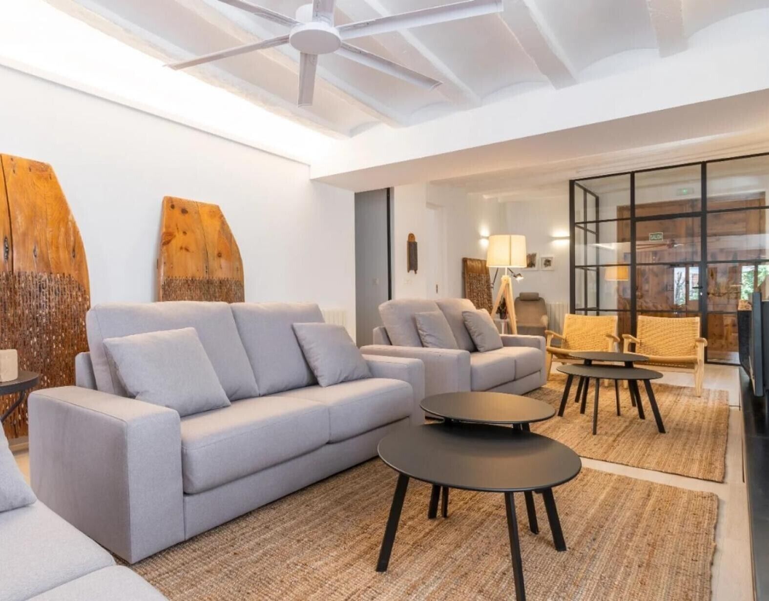 Een televisie en een open haard