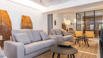 Een televisie en een open haard