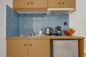 Kylskåp, kaffe- och tebryggare och vattenkokare