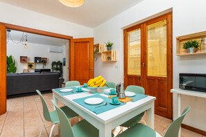 Dining - Apartment 'Home Centrum 2' with Sea View, Wi-Fi and Air Conditioning (Giarre)