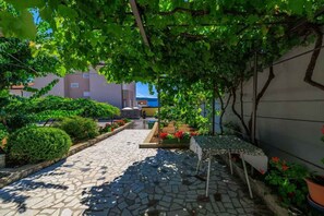 Outdoor dining - Holiday apartment with air conditioning and terrace (Dramalj)
