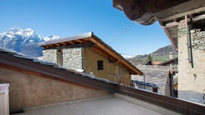 A mountain view with a stone building and a wooden structure. - Apartment 'Manu - Blavy Nus' with Mountain View, Private Terrace and Wi-Fi (Blavy)