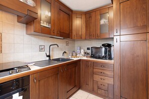 Een koelkast, een magnetron, een oven, een kookplaat