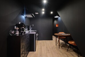 Jääkaappi, mikroaaltouuni, uuni, liesi