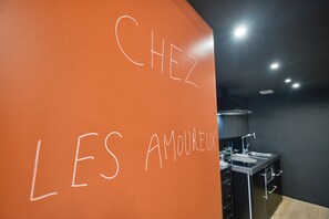 Réfrigérateur, four à micro-ondes, un four, surface de cuisson