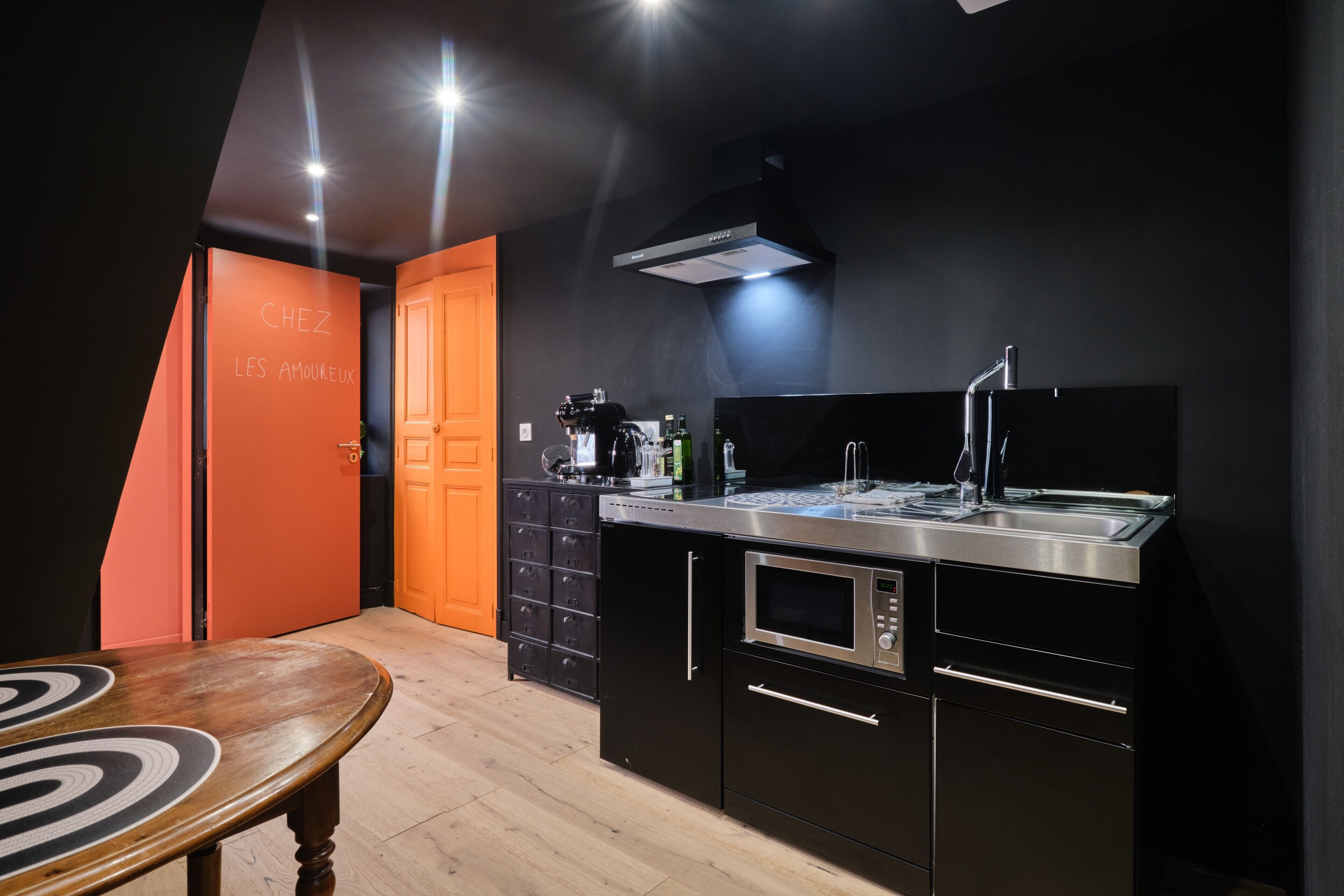 Frigorífico, microondas, horno y placa de cocina