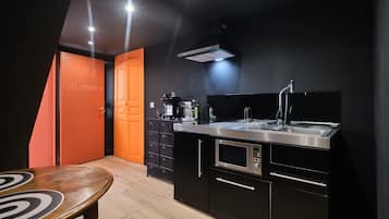 Frigorifero, microonde, forno, piano cottura