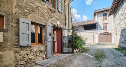 'Chez Les Amoureux' Apartment with Wi-Fi