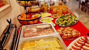 Ein Buffet mit verschiedenen Speisen und einer Grillstation.