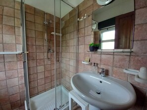 Shower, hair dryer, towels - Sole Mare Giardini Naxos Room 'Girasole' with Balcony, Wi-Fi and Air Conditioning (Giardini Naxos)