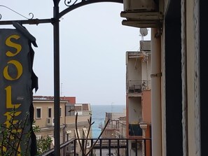 Property grounds - Sole Mare Giardini Naxos Room 'Girasole' with Balcony, Wi-Fi and Air Conditioning (Giardini Naxos)