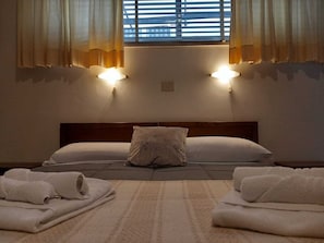 1 chambre, fer et planche Ă repasser, Wi-Fi gratuit, draps fournis