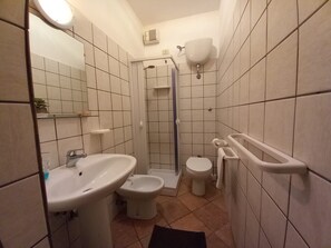 Dusj, hårføner og håndklær