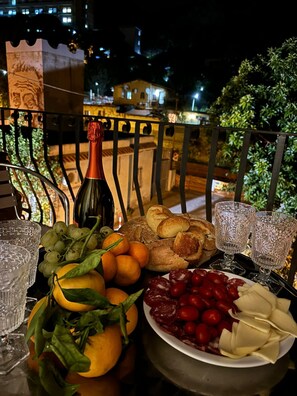 Outdoor dining - Sole Mare Giardini Naxos Room 'Vista' with Balcony, Wi-Fi and Air Conditioning (Giardini Naxos)