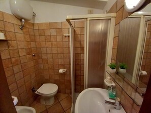 Bruser, hårtørrer, håndklæder