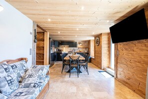 TV - Chalet 'Le Logis' with Mountain View, Private Terrace and Wi-Fi (La Giettaz)