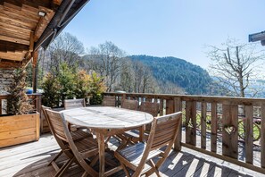 Outdoor dining - Chalet 'Le Logis' with Mountain View, Private Terrace and Wi-Fi (La Giettaz)