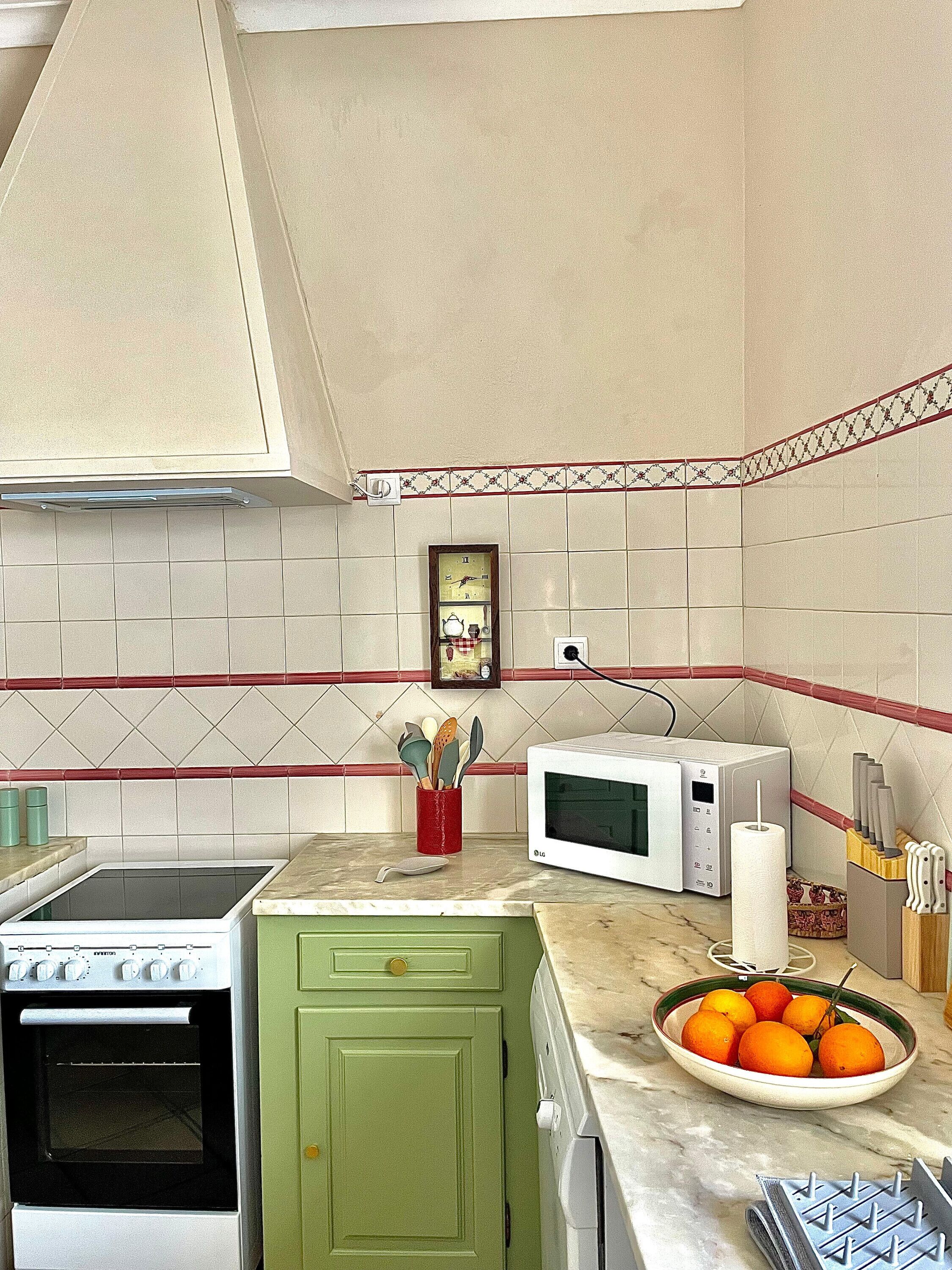 Kylskåp, mikrovågsugn, ugn och spishäll