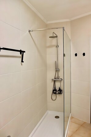 Douche, sèche-cheveux, serviettes fournies