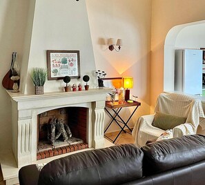 Télévision, cheminée