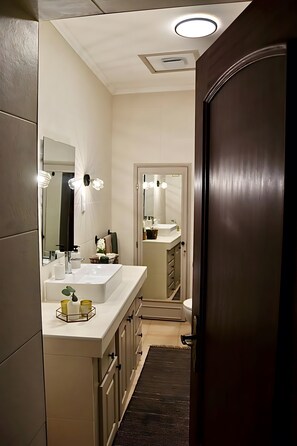 Douche, sèche-cheveux, serviettes fournies