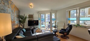 Televisie, een dvd-speler en een stereo