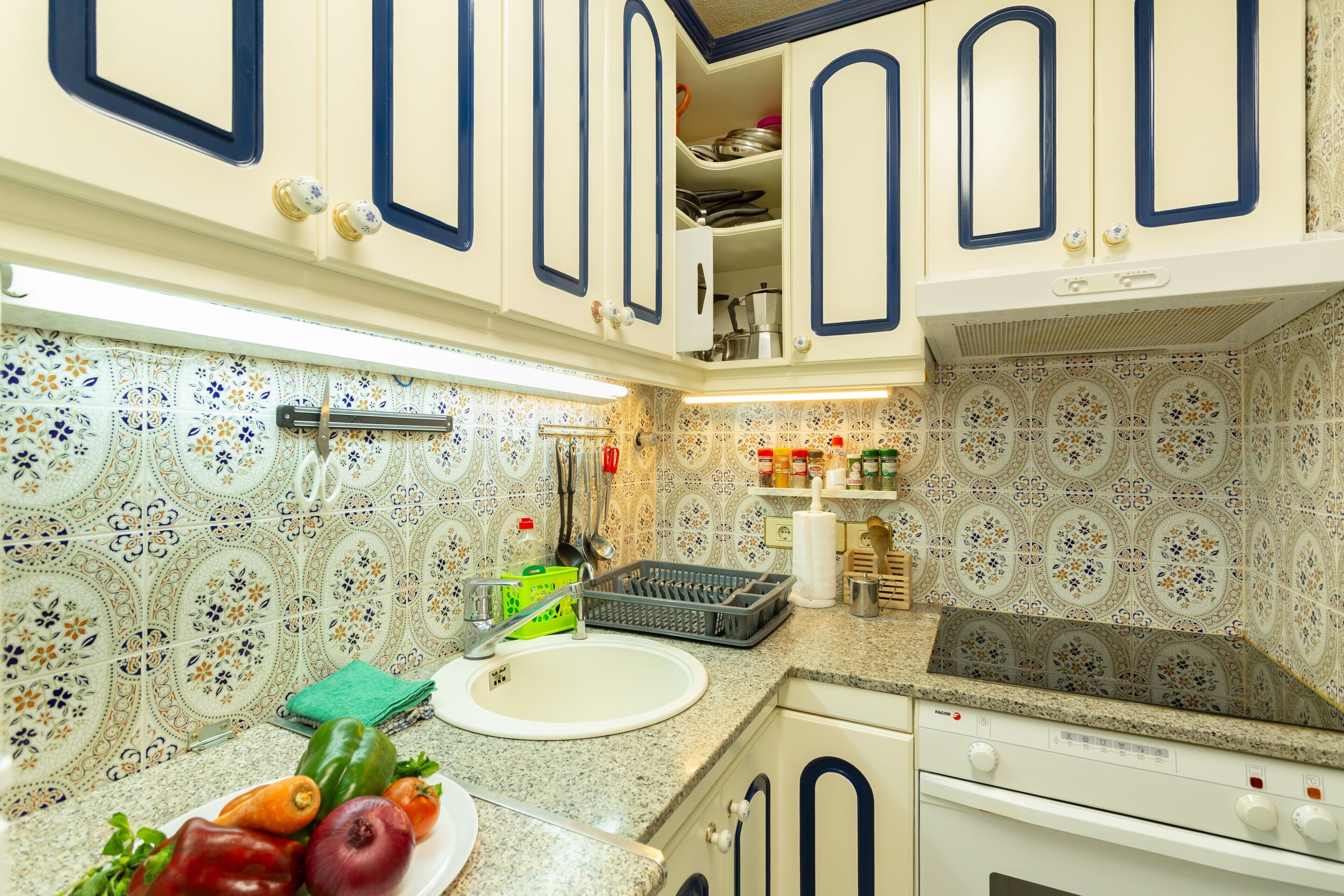 Kylskåp, mikrovågsugn, ugn och spishäll