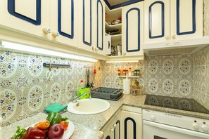 Een koelkast, een magnetron, een oven, een kookplaat