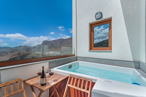 Outdoor spa tub - Vacation Home 'La Casa De La Esquina - 360º View' with Mountain View, Wi-Fi and Air Conditioning (Tejeda)