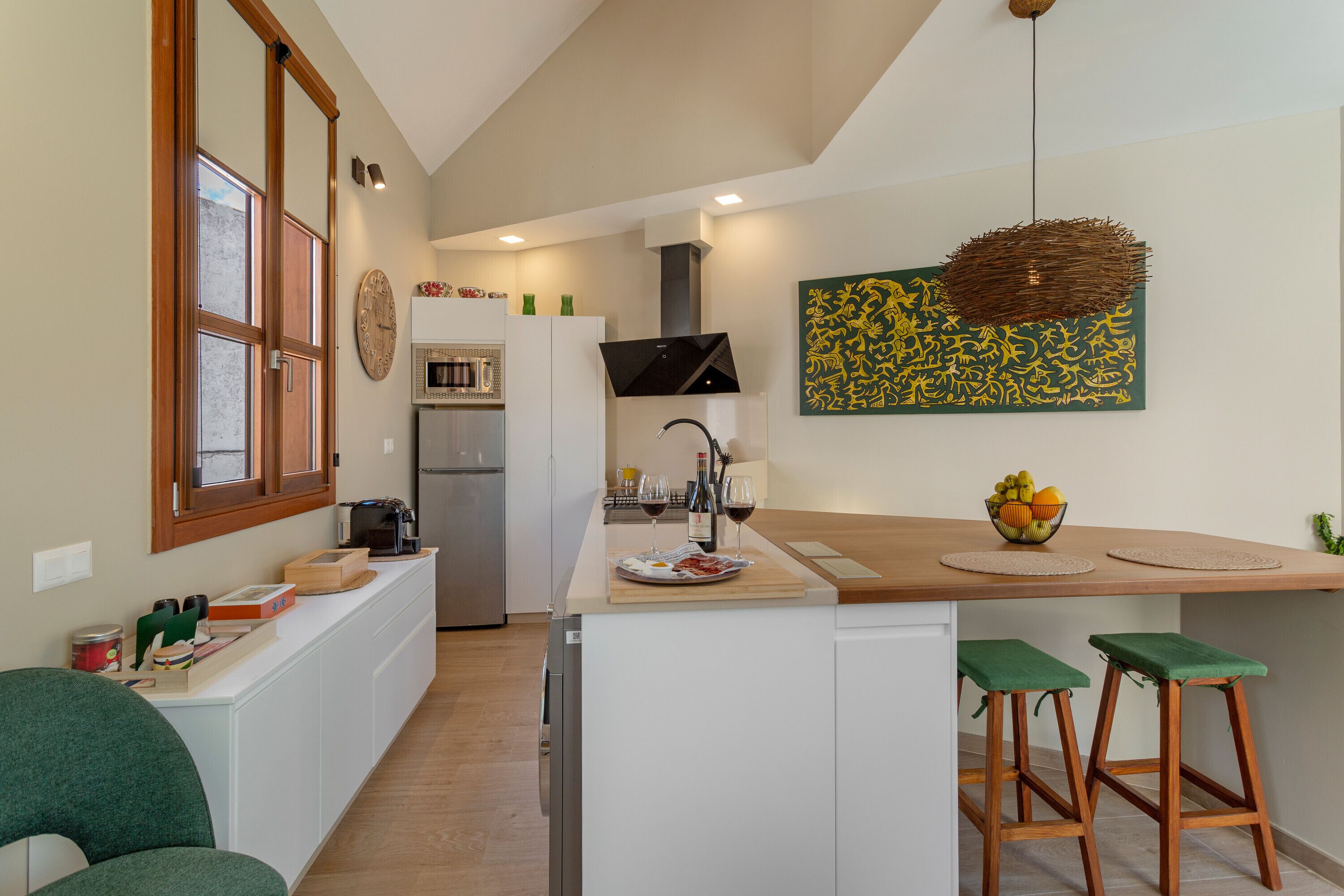 Een koelkast, een magnetron, een kookplaat, een vaatwasser