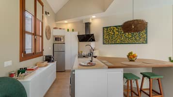 Een koelkast, een magnetron, een kookplaat, een vaatwasser