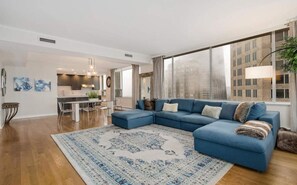 Smart TV - Longterm living in Chicago: 3BR Luxury Lakefront@Oak St Beach--pool, gym, decks (Chicago)