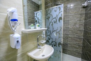 Rainfall showerhead, free toiletries, hair dryer, bathrobes - Mak Pyramids View (Giza)