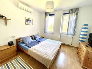 2 bedrooms, WiFi - Holiday apartment right on the beach with air conditioning, right next to the spa and thermal baths (Siófok)