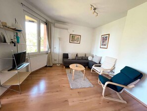 TV - Holiday apartment right on the beach with air conditioning, right next to the spa and thermal baths (Siófok)