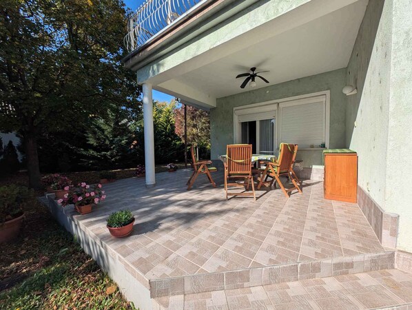 تناول الطعام بالخارج