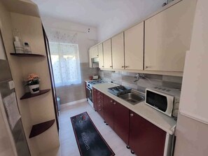 ثلاجة، ميكروويف، فر�ن، موقد طهي مسطح