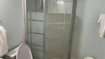 Douche, sĂšche-cheveux, serviettes fournies, savon