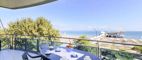 屋外ダイニングエリア