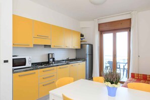 Fridge, microwave, dishwasher, coffee/tea maker - Holiday apartment on the promenade (Lignano)