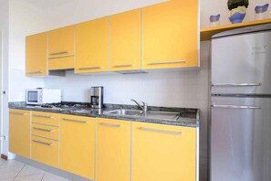 Fridge, microwave, dishwasher, coffee/tea maker - Holiday apartment on the promenade (Lignano)