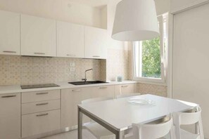 Fridge, stovetop, dishwasher, coffee/tea maker