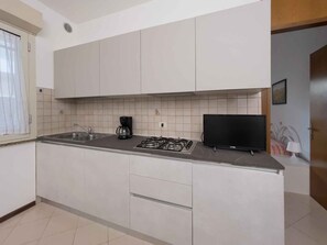 Kühlschrank, Mikrowelle, Herdplatte, Wasserkocher mit Kaffee-/Teezubehör