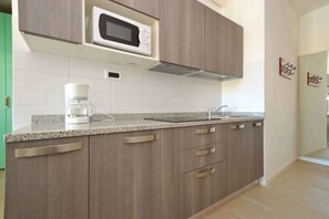 Réfrigérateur, micro-ondes, plaque de cuisson, cafetière/bouilloire