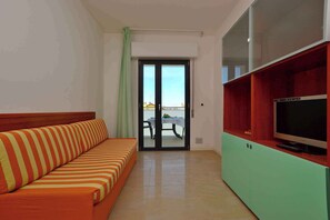 TV - Holiday apartment with air conditioning and balcony (Lignano)