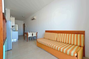 TV - Holiday apartment with air conditioning and balcony (Lignano)