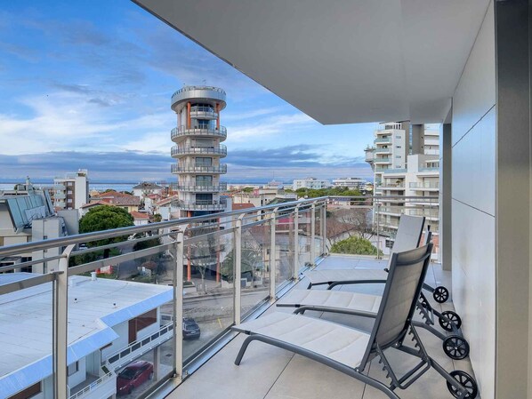 Property grounds - Holiday flat in the heart of Lignano Sabbiadoro with balcony, internet and air conditioning (Lignano)